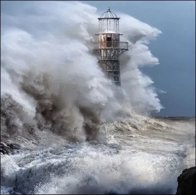Ce phare est situ&eacute; dans le sud du Pays de Galles. Il a &eacute;t&eacute; construit en 1865 en fonte ce qui lui vaut le surnom de ''Cast iron lighthouse '' ; il n'y en a pas d'autre pareil en Grande-Bretagne.Quel est ce phare, construit de 105 plaques de fonte constituant huit niveaux d'&eacute;paisseur, chaque plaque d'environ 32 millim&egrave;tres fix&eacute;e avec des boulons en fonte, pesant chacun 0,91 kg ?