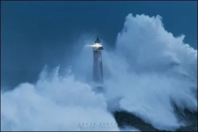 Malgr&eacute; l'assaut constant de fortes vagues, ce phare r&eacute;siste depuis sa construction en 1860. Il est maintenant automatis&eacute;. Jusqu'en 1921, il &eacute;tait habit&eacute; par des gardiens, isol&eacute;s pendant les temp&ecirc;tes : en 1865, l'un d'eux a &eacute;t&eacute; emport&eacute; par la mer. En 1895, un autre mourut, mais son corps ne pu &ecirc;tre enterr&eacute; avant la fin de la temp&ecirc;te.Quel est le nom de ce solide phare pr&egrave;s du port de Santander ?