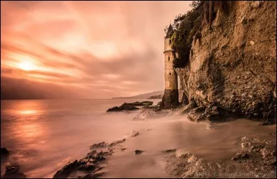 Il a &eacute;t&eacute; b&acirc;ti en 1926 sur cette longue plage de sable blanc pour &eacute;clairer la c&ocirc;te ouest : l'endroit est public mais difficile d'acc&egrave;s. Le phare est &eacute;tonnant d'aspect avec son architecture du 16e si&egrave;cle. Quel est le nom de l'un des monuments les plus uniques et myst&eacute;rieux situ&eacute; au sud de ce grand &Eacute;tat ? Cette tour &eacute;tait utilis&eacute;e pour descendre de la falaise &agrave; la plage.