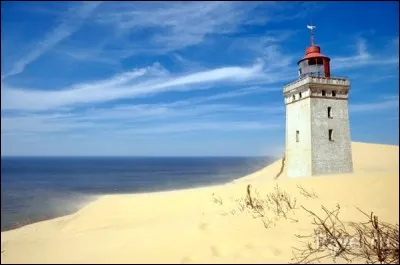 Ce phare a &eacute;t&eacute; construit en 1900 a &eacute;t&eacute; en service jusqu'en 1968 quand le sable a commenc&eacute; &agrave; l'ensevelir au point qu'on ne le voyait plus de la mer. Entre 1980 et 2002, il a &eacute;t&eacute; un populaire mus&eacute;e mais finalement, l'&eacute;rosion adjacente a occasionn&eacute; la fermeture du mus&eacute;e : on pr&eacute;voit qu'en 2030, le phare sera en mer, sous l'eau.Nommez ce phare, l'un des plus beau du pays :