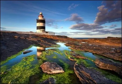 Construit il y a 800 ans, le phare continue de remplir sa fonction d'origine et porte d&eacute;sormais le titre d'un des plus anciens phares op&eacute;rationnels au monde. &Agrave; sa base, les murs ont entre 4 et 13 m d'&eacute;paisseur et il est haut de 35 m, puis avec ses bandes noires et blanches, il est l'un des plus reconnaissables.Quel est cet endroit dont les premiers gardiens &eacute;taient des moines ?
