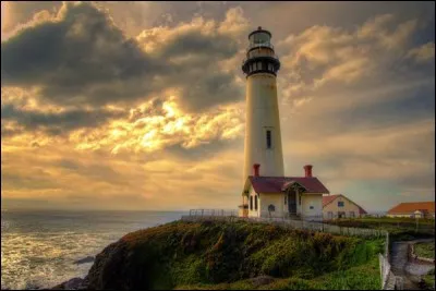 Reconnu pour sa beaut&eacute; architecturale et celles de ses paysages, ce phare a &eacute;t&eacute; construit en 1909 &agrave; la suite de nombreux naufrages : il &eacute;tait maintenu par un gardien. Il est maintenant automatis&eacute; et exploit&eacute; depuis &Eacute;dimbourg. Sa lumi&egrave;re se situe &agrave; 43 m au-dessus du niveau de la mer et peut &ecirc;tre vue jusqu'&agrave; 16 milles marins. Quel est ce phare d'o&ugrave; on peut voir des dauphins et baleines ?