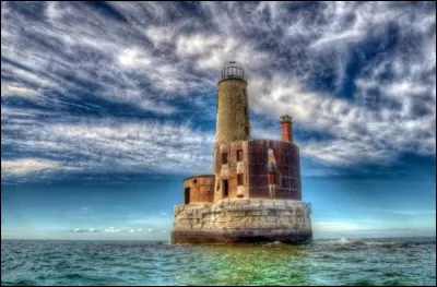 Le coin est reconnu pour ses hauts fonds : en 1832, le premier navire de lumi&egrave;re sur les Grands Lacs d'Am&eacute;rique du Nord, a &eacute;t&eacute; plac&eacute; ici, &agrave; l'une des zones les plus dangereuses du lac Michigan. Le phare lui, date de 1851.Nommez ce phare dont la construction et l'entretien p&eacute;riodique ont &eacute;t&eacute; des exploits difficiles &eacute;tant donn&eacute; les conditions m&eacute;t&eacute;orologiques extr&ecirc;mes de l'endroit ?
