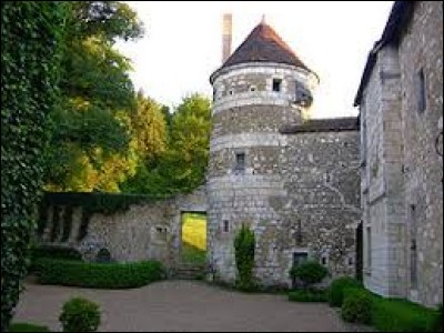 Nous commençons cette balade au château de Matval de Bonneveau. Village du Centre-Val-de-Loire, dans l'arrondissement de Vendôme, il se situe dans le département ...