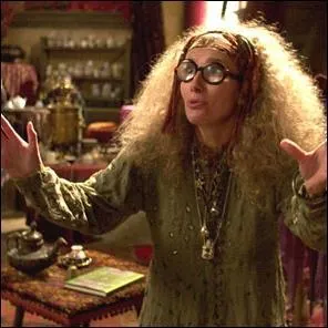Au dbut du premier cours de divination, quelle 'prophtie' vrifie fait le professeur Trelawney au sujet de Neville ?
