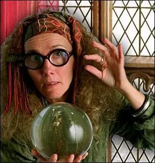 Quand Harry passe ses examens de divination, qu'arrive-t-il au professeur Trelawney ?
