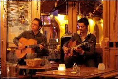 Dans les années 1930 émergent le swing, un style marqué par le blues et l'improvisation, mais aussi un style très populaire avec guitares sèches...