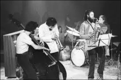 À la fin des années 1950, les structures harmoniques et l'improvisation sont portées à leurs limites par John Coltrane et Ornette Coleman, et c'est la naissance du...
