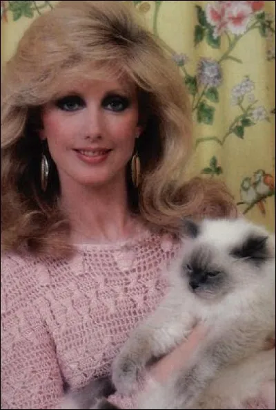 Encore le masque du siamois, dans les bras de cette star de la TV, qui a été la mère sexy et auteur de best-sellers de Chandler Bing, dans Friends...