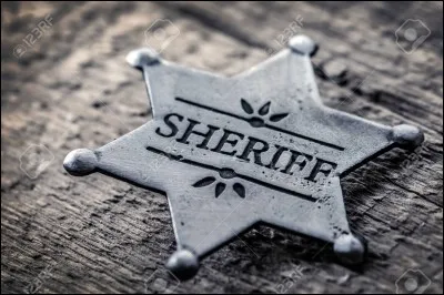 Les shérifs américains portent une étoile parce que les petites villes américaines ne disposaient pas des moyens nécessaires pour réaliser des plaques en forme de bouclier, avec armoiries, comme dans les grandes cités américaines.