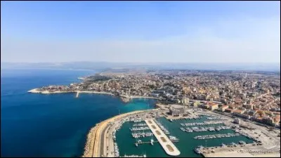 Cette ville italienne de 130 000 habitants, seconde ville de Sardaigne sur la côte nord de l'île, c'est ...