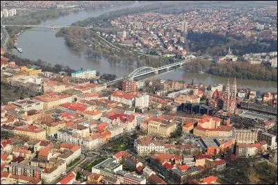 Cette ville du sud de la Hongrie, située sur la rivière Tisza à la frontière de la Roumanie et de la Serbie, troisième ville du pays avec 170 000 habitants, c'est ...