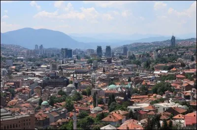 Cette ville de l'ex-Yougoslavie, capitale de la Bosnie, c'est ...