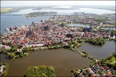 Cette ville allemande sur la Baltique, entre l'île de Rügen et le continent, ancienne ville hanséatique qui conserve un important patrimoine des XIV-XVe siècles, c'est ...