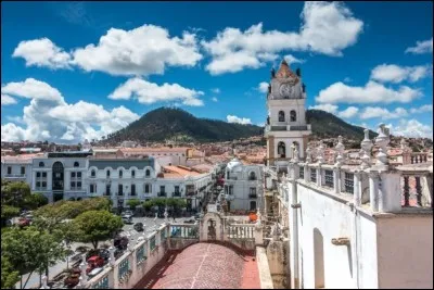 Cette ville d'Amérique latine, capitale constitutionnelle de la Bolivie, peuplée de 300 000 habitants et située sur les hauts-plateaux, c'est ...