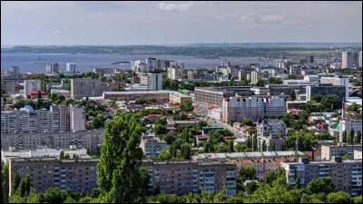 Cette ville russe de 850 000 habitants, située sur la rive droite de la Volga, c'est ...