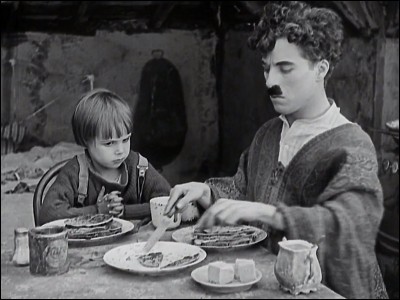 "Le Kid" est un film très apprécié de Charlie Chaplin. C'est Jackie Cooper qui est le Kid...