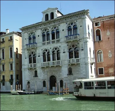 « G » comme « Grand Canal » > C'est sur le célèbre canal que l'on peut encore voir le « Teatro Sant'Angelo », si cher au compositeur. Vrai ou faux ?