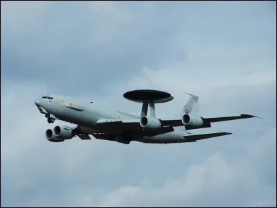 Cet avion dispose d'une drôle de structure sur lui. Qu'est-ce ?