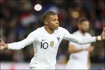 Face à l'Islande, le score est de 2-0 pour l'Islande. Mbappé rentre à la place d'Antoine Griezmann.
Quel est le score final ?