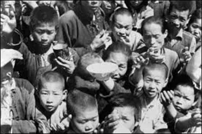 2e position : 
De 1958 à 1961, une grande famine s'abat sur l'ensemble de la Chine faisant 29 millions de morts. Selon les statistiques, elle aurait pu atteindre le nombre record de 36 millions de victimes, mais ce chiffre n'est pas confirmé. Sous quel nom est connu cette catastrophe humanitaire ?