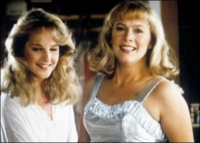 Année : 1986 
Genre : Romance 
Acteurs : Kathleen Turner, Nicolas Cage
Indices : Lycée/Déguisement/Année 60/Temps. 
Quel est ce film ?