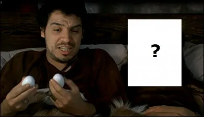 Dans cette scène où Arthur s'apprête à se mettre des ufs durs dans la bouche, qui est au lit avec lui ?