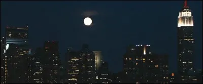 En anglais, la nuit se dit "night" ; et Frank Sinatra a chanté le fameux "...... in the night". Quel mot est manquant ?