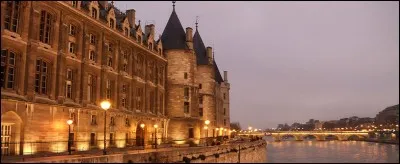 C'est un splendide palais gothique, situé à Paris. De la bâtisse féodale, restent la Salle des Gardes et l'impressionnante Salle des Gens d'armes que fit construire Philippe le Bel.
Quel est le nom de l'ancien Palais de la Cité, siège du pouvoir royal ?