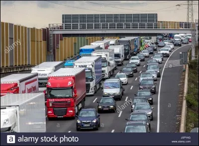 Quelle autoroute relie l'A1 à Paris ?