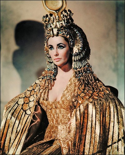 La splendeur mode hollywoodienne de l'Egypte antique, dans ce grand film "Cléopâtre". De qui Cléopâtre était-elle l'épouse ?