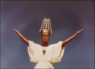 Un film moins connu "Le pharaon", dont les costumes sont extraordinaires, tout comme les coiffures des personnages féminins. Réalisé par Jerzy Kawalerowicz, quelle est la nationalité du film qui se veut une allégorie ?