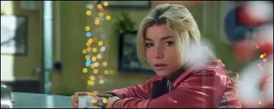 Quelle femme a été blessée après avoir sauté de voiture et s'est retrouvée à l'hôpital ?