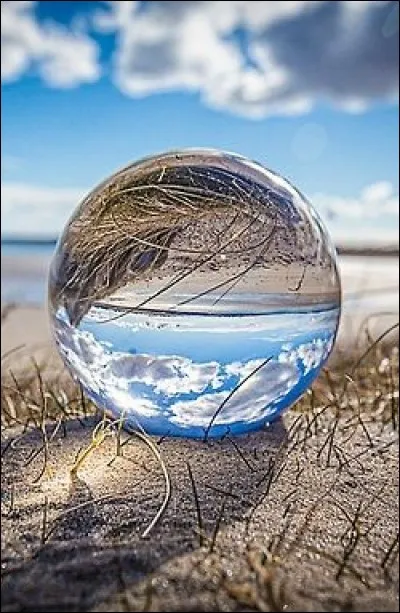 Quel est le volume d'une sphère ayant un rayon de 4 m ?