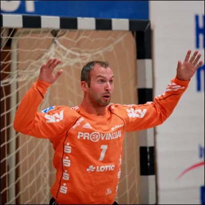 Ce joueur de handball a évolué au poste de gardien de but au Paris Saint-Germain de 2014 à 2018 et en équipe de France entre 1999 et 2017. C'est ...