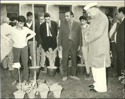 À quel parti politique appartenait Girdhari Lal Dogra ?