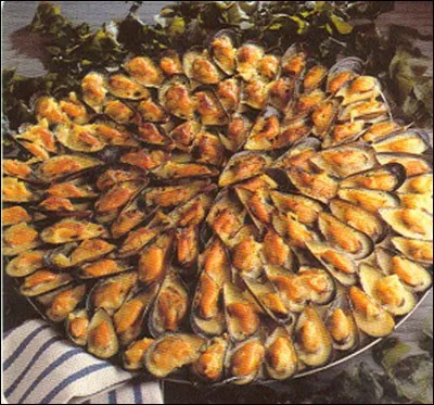 La mouclade est une spécialité de Charentes qui est préparée avec des moules de bouchot cuites au :