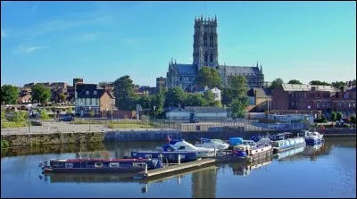 Cette ville anglaise du Yorkshire, peuplée de 100 000 habitants, fondée comme camp militaire par les Romains, c'est ...