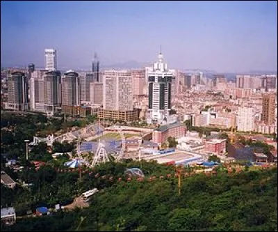 Cette ville chinoise de 7 millions d'habitants, dans la province du Liaoning, grand port sur le golfe de Corée et la mer Jaune, c'est ...