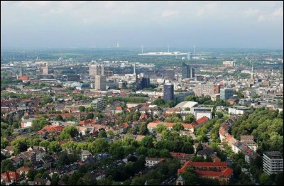 Cette ville allemande de presque 600 000 habitants, autrefois ville du charbon et de l'acier, aujourd'hui "métropole verte" de la Westphalie, c'est ...