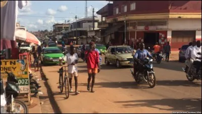 Cette ville de Côte d'Ivoire, peuplée de 250 000 habitants, troisième ville du pays et principal centre des régions de l'ouest, c'est ...