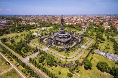 Cette ville indonésienne d'un million d'habitants, chef-lieu et principale ville de l'île de Bali, c'est ...