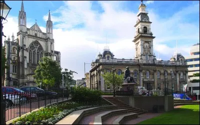 Cette ville néo-zélandaise de 120 000 habitants, deuxième ville de l'île du sud, c'est ...