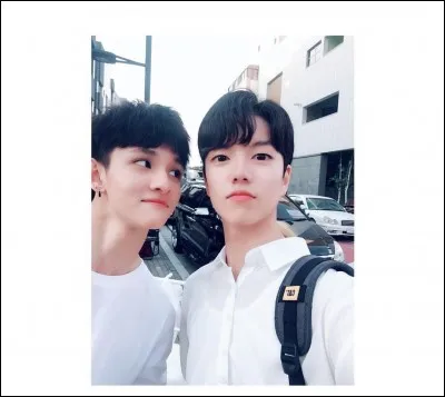 Comment s'appelle l'acteur à droite ?