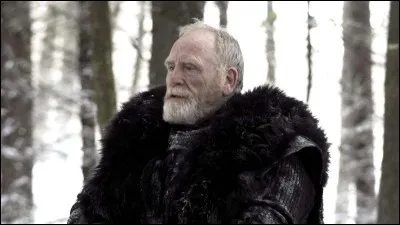 Jeor Mormont meurt dans la saison 3.