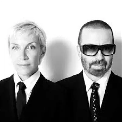 Quel groupe interprète la chanson "Sweet Dreams (Are Made Of This)" en 1983 ?