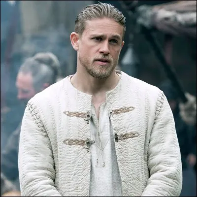 Un film de 2017 de Guy Ritchie de 2 heures 10 avec Jude Law. Quel est le film ?