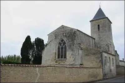 Voici l'église Saint-Hilaire de Nantillé. Village de Nouvelle-Aquitaine, il se situe dans le département ...