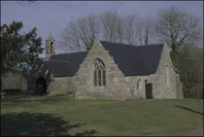 Vous avez sur cette image la chapelle du Loc'h de Peumerit-Quintin. Commune Costarmoricaine, elle se situe en région ...
