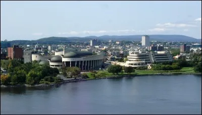 Cette ville canadienne de 250 000 habitants appartient à la province de Québec ; elle est située sur la rive nord de la rivière des Outaouais et fait face à Ottawa dont elle forme une banlieue. C'est ...